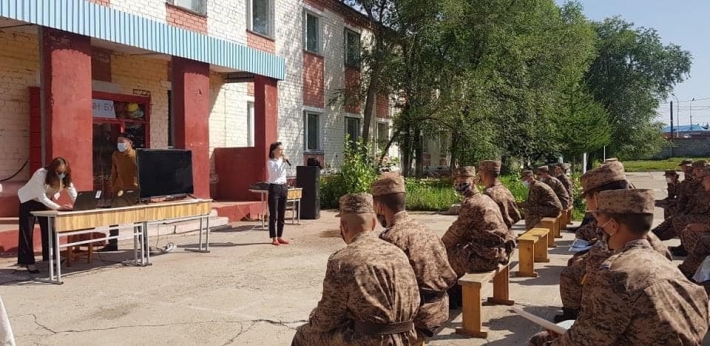 Цэргийн ангид алба хааж байгаа залуучуудад гэр бүлийн харилцаа, мэргэжил сонголтын зөвлөгөө өглөө